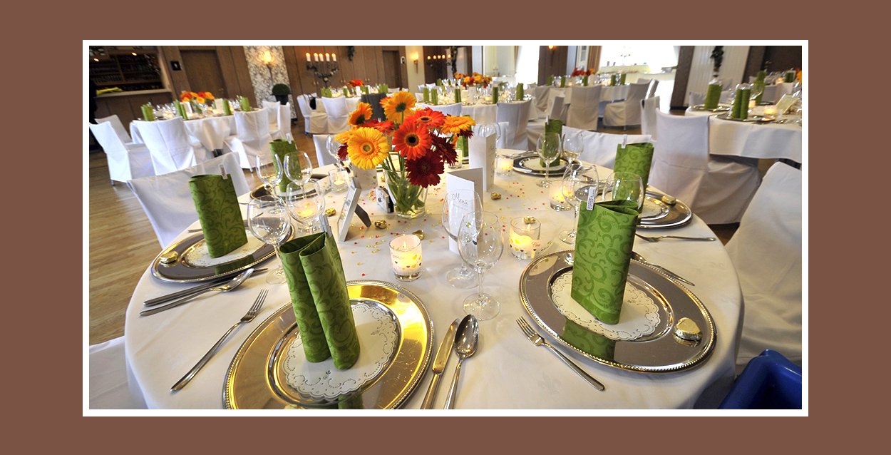 Runder Tisch dekoriert für Hochzeit mit grünen Servietten